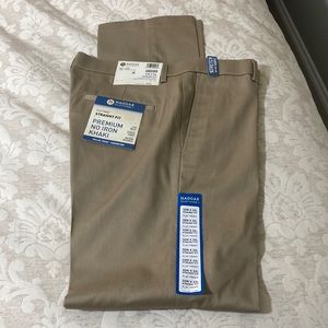 Brand New Hagar Mens No Iron Khakis. 32 x 32. NWT. Straight fit. Color: Khaki
